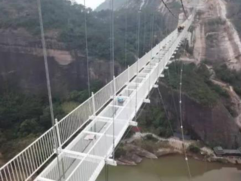 玻璃吊橋受到外國人質(zhì)疑，不遠(yuǎn)萬里來砸橋，結(jié)局讓人很無奈